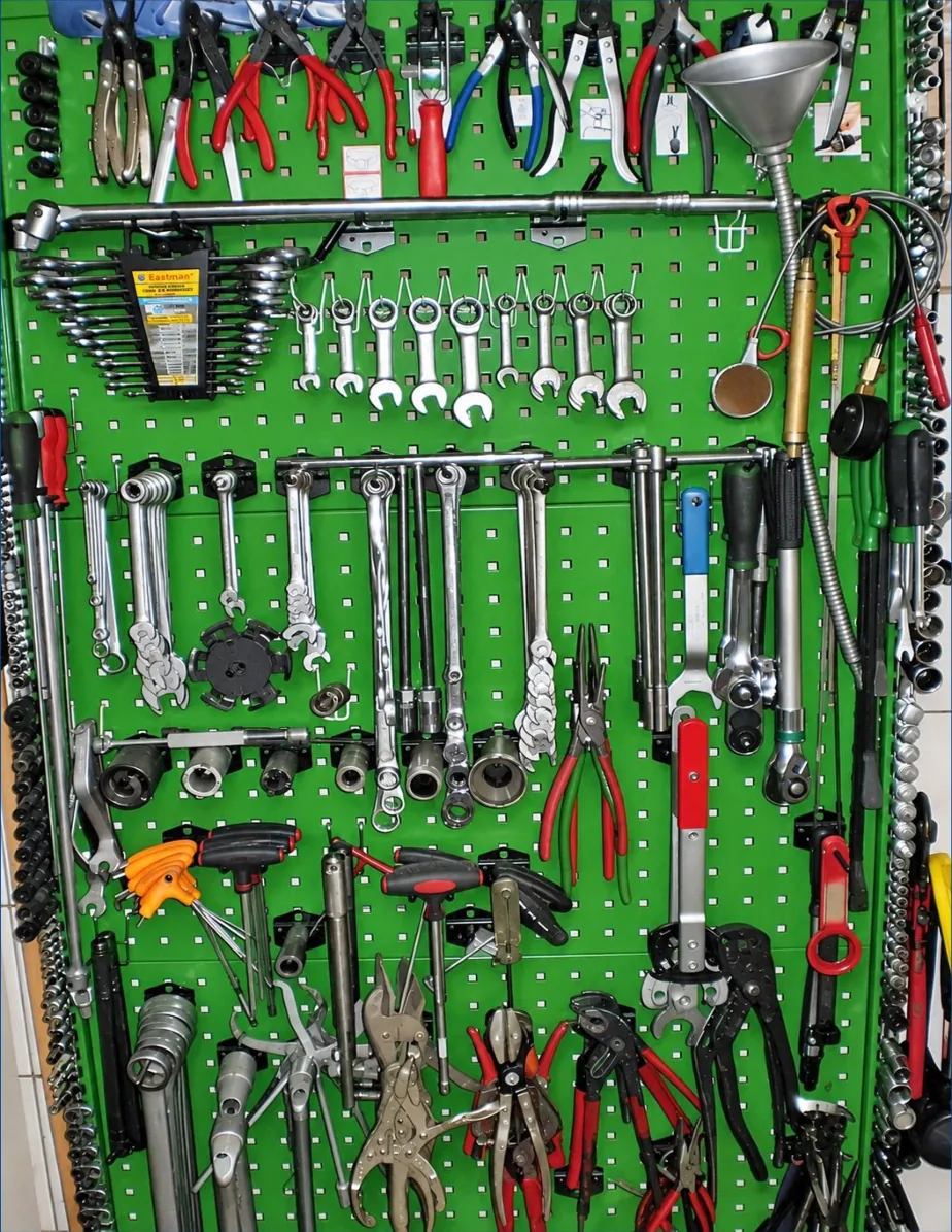 Стіна з інструментом
